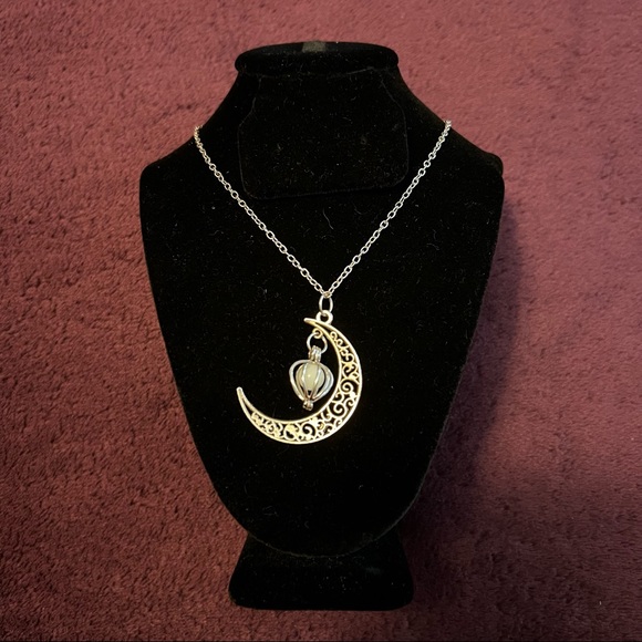 Half Crescent Moon Necklace🌛 - Picture 4 of 5